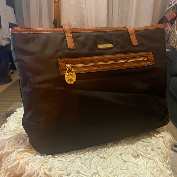 Michael Kors large H11” L16 D5” in chocolate Brown - Picture 1 of 10